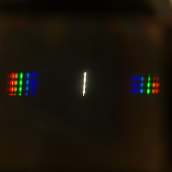 Widmo sztucznego światła z prostego spektroskopu